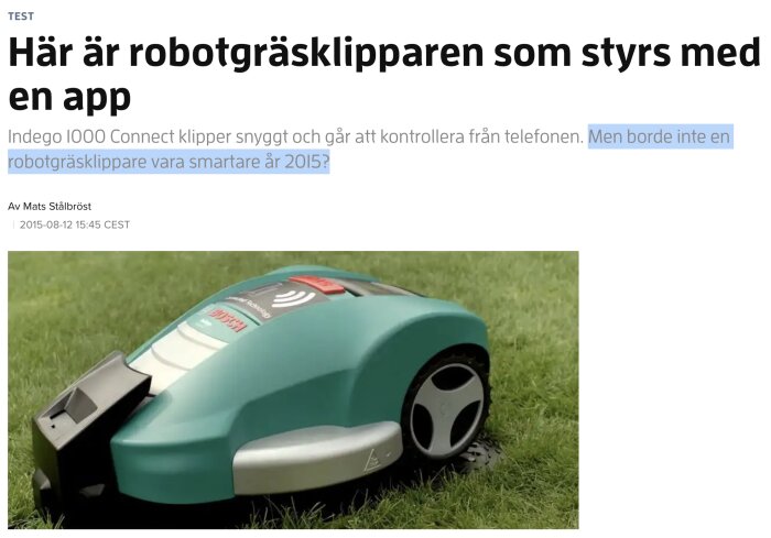 Grön och blå robotgräsklippare på gräsmatta från en artikel år 2015.