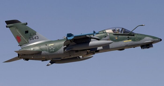 AMX stridsflygplan i flykt, ett samarbete mellan Aermacchi och Embraer efter B3LA projektet.