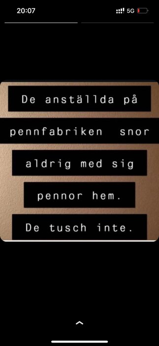 Skärmdump av en textskylt med ordleken "De anställda på pennfabriken snor aldrig med sig pennor hem. De tusch inte.