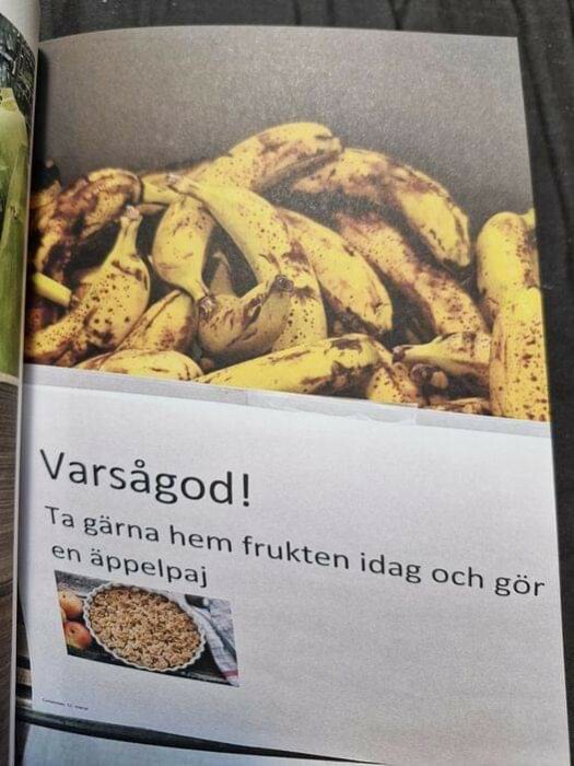 En hög med övermogna bananer på en bild i en tidskrift, under text som föreslår att göra äppelpaj.