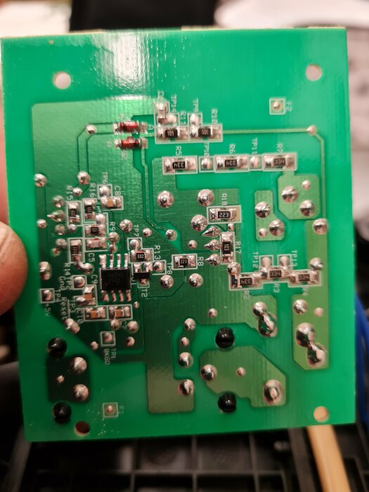 Ett kretskort med olika komponenter såsom resistorer och kondensatorer, problem med elektronik.