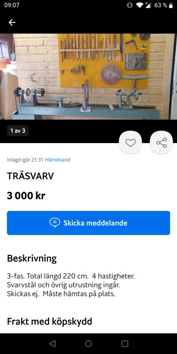 Verkstad med svarv och verktygstavla, inklusive svarvstål och övrig utrustning.