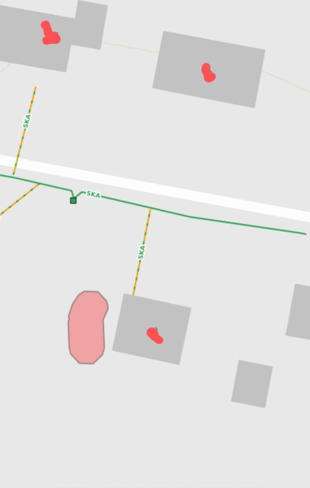 Kartbild från Ledningskollen som visar markerade hus och underjordiska ledningar vid en väg.