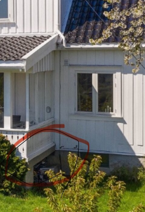 Del av hus med veranda ovanpå stöpt betongplatta markerad för fråga om dränering.