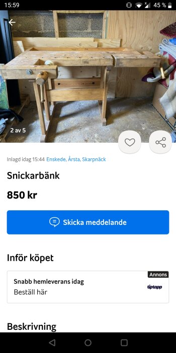 Använd snickarbänk i trä med slitage och skruvstycke, placerad i ett verkstadsutrymme.