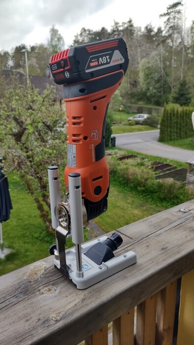 Fein AMM700Max Top AS multimaster monterad på ett Festool OSC-AH stativ på en träbalk.