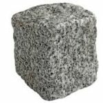En grå granitgatsten med grov yta.
