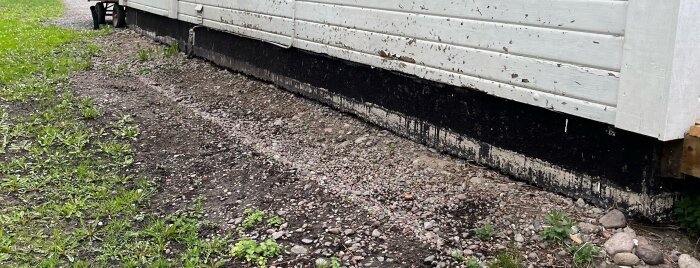 Betongplatta under fritidshus med synlig fukt och skadad ytfinish.