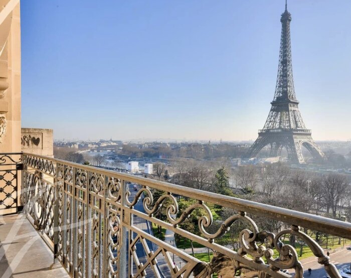 Utsikt från balkong med Eiffeltornet i bakgrunden på en klar dag.