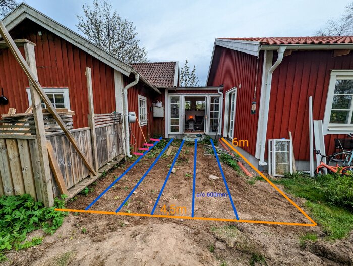 Altanbygge mellan två röda hus, måttmarkeringar 4,5x6m med blå regellinjer och orange ytterkant.