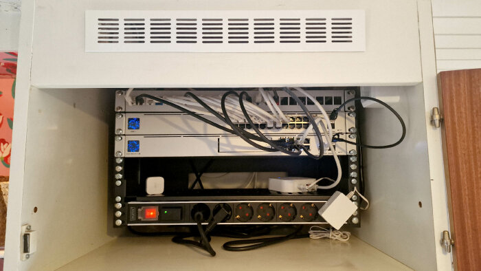 Städad nätverksinstallation med USW-24 Pro switch och svarta PoE-kablar, 10gbps SFP+ DAC-kabel och Dream Machine.