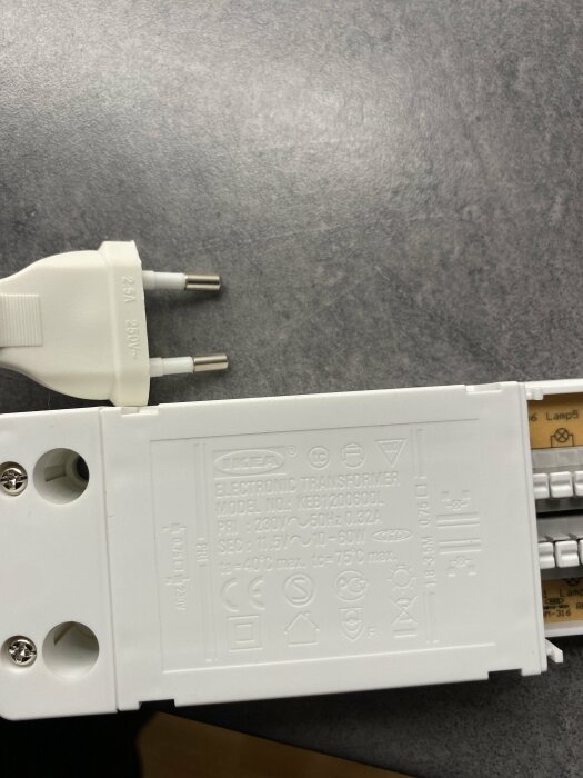 Oanvänd Grundtal underskåpsbelysningspaket från Ikea med stickpropp och elektronisk transformator.