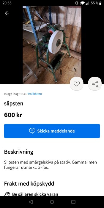 Äldre slipsten med smärghjul på grön stativ, placerad i ett trähantverksrum, märkt för försäljning för 600 kr.