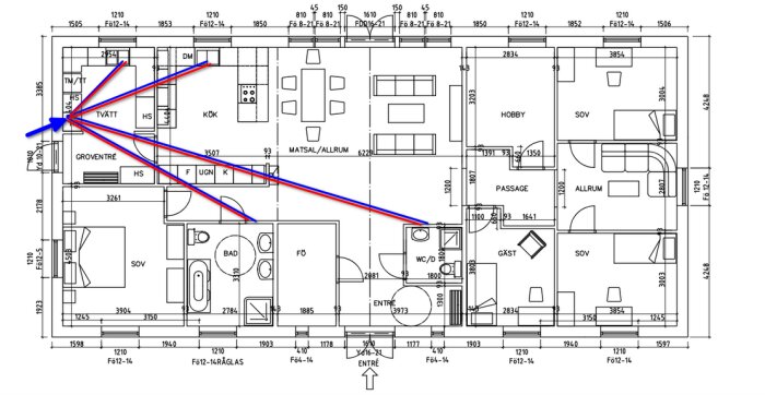 Planritning av en bostad med markerade PEX-rördragningar för vattenmatning till kök och badrum.