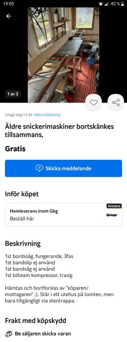 Inredning av ett verkstadsutrymme med äldre snickerimaskiner och verktyg, bordsåg och material syns.