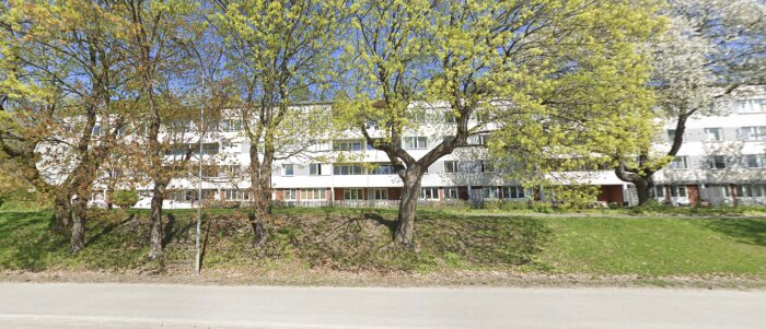 Flervåningshus med självdragsventilation på Söderby gårds väg i Rönninge, omgivet av grönska.