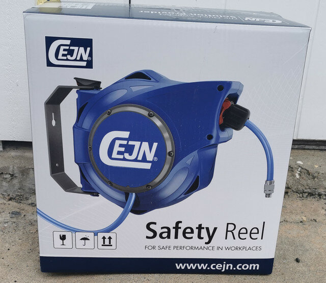 Cejn-slangvinda för tryckluft i förpackning med text "Safety Reel" och företagslogotyp.