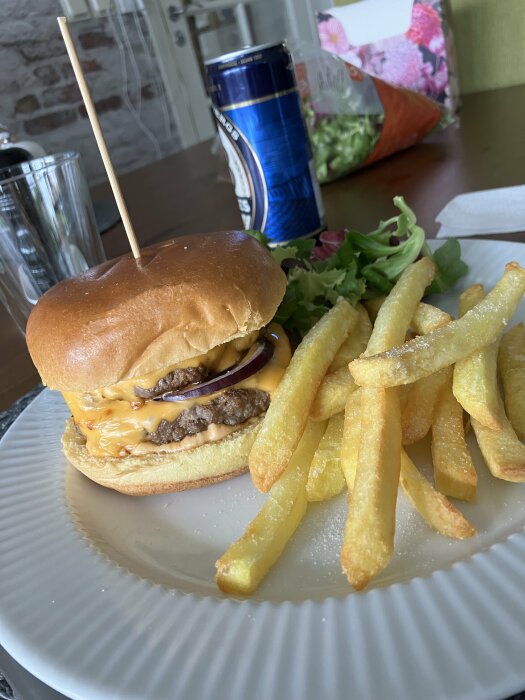 Cheeseburger med dubbel ost, rödlök, jalapeños och chilimayo serverad med pommes frites.