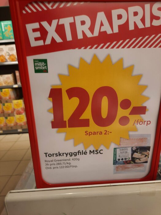 Extrapris-skylt på torskryggfilé för 120 SEK, med miljömärkning, i en matbutik.