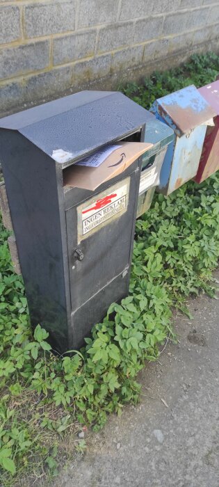 Paket som sticker ut ur en överfull brevlåda vidmarken, risk för stöld.