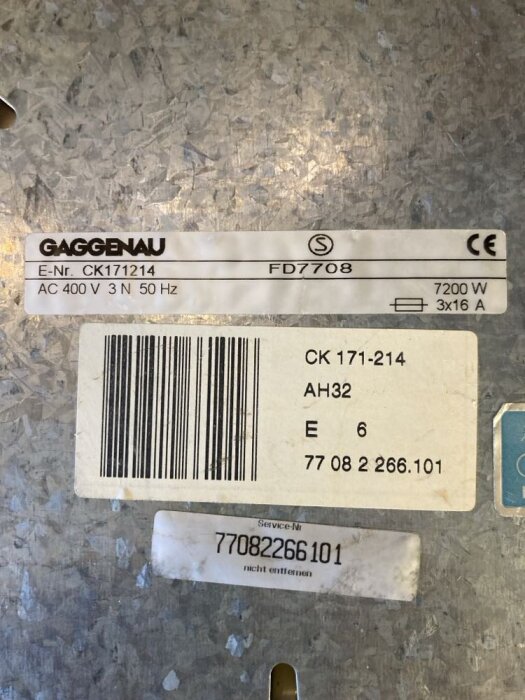 Typskylt för Gaggenau-produkt med modellnummer, tekniska specifikationer och streckkod på en metallbakgrund.