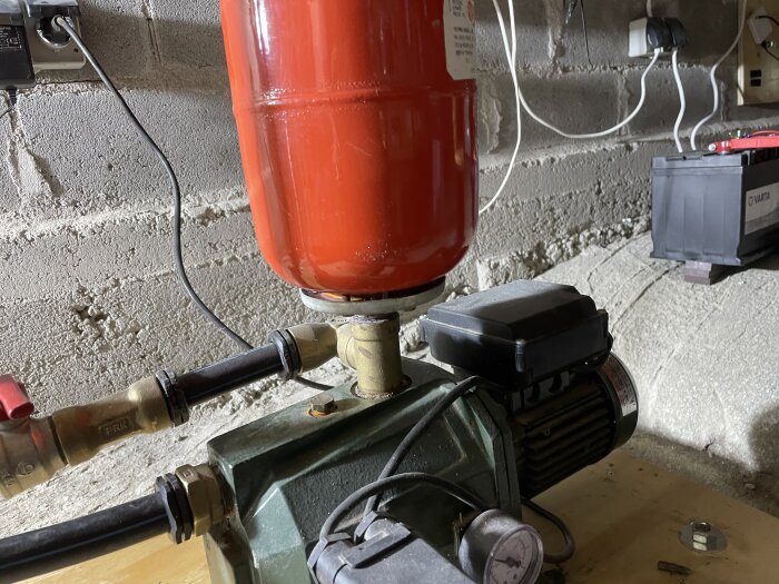 Värmesystem med expansionskärl, pump och manometer i ett pannrum.