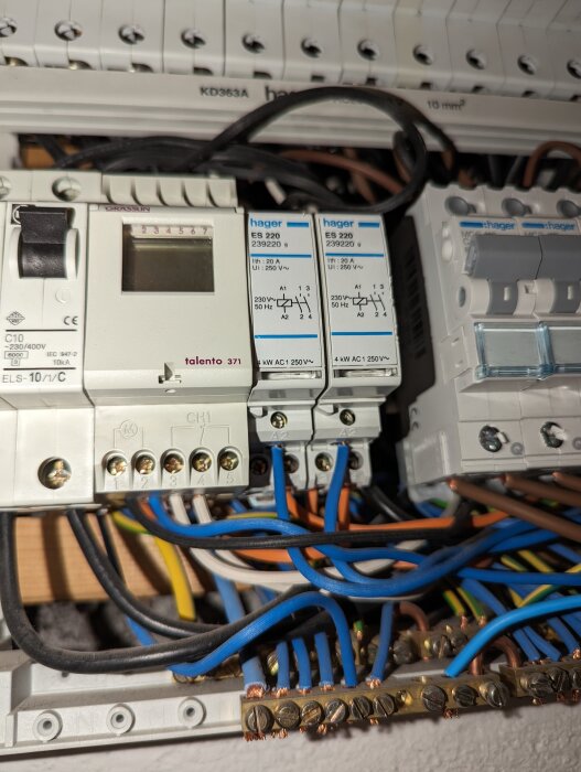 Elektriskt skåp med timer, kontaktorer och kabeldragning, i behov av uppdatering till Shelly-system.