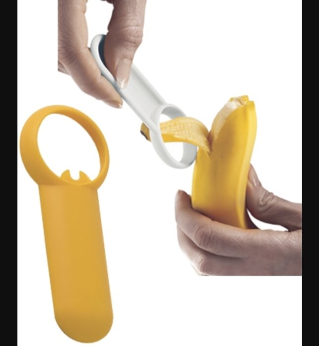 En handhållen bananskalare i användning som skalar en banan.