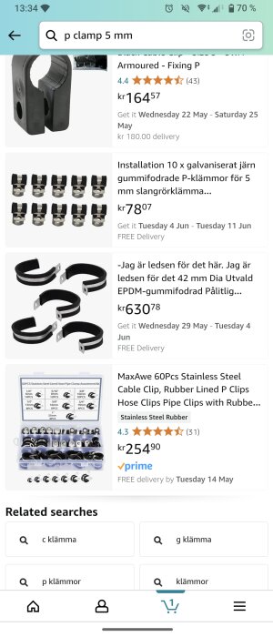 Skärmdump av en e-handelsida som visar olika typer av gummifodrade P-klämmor och slangklämmor med priser och betyg.