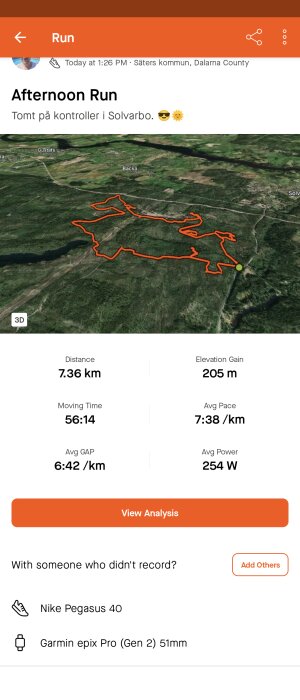 Skärmbild av löparkartan med rutt markerad i orange i terräng, statistik över löptur inkluderar distans och tid.