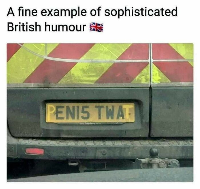 Registreringsskylt på bil som med siffror och bokstäver bildar ett grovt språk, med brittisk flagga och text ovanför.