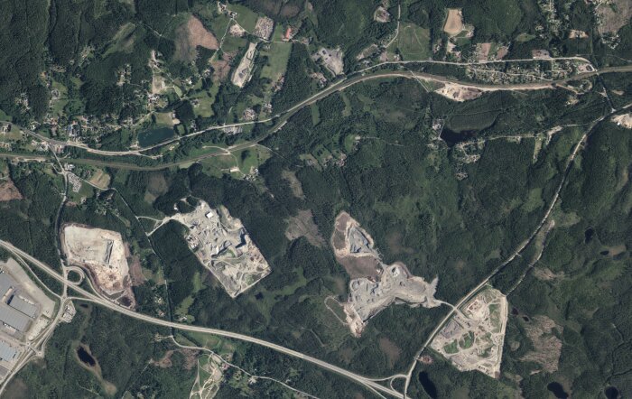 Flygbild över Härryda som visar olika bergtäkter och deponier för schaktmassor omgivna av skog och vägar.
