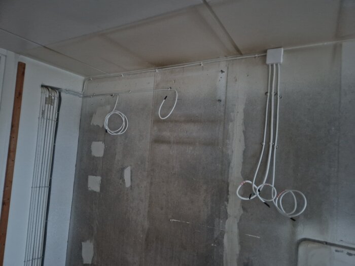 Nyinstallation av elektriska kablar och uttag på en tom vägg i förberedelse för ett köksbygge.