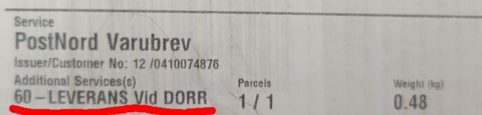 Etikett på paket märkt med "PostNord Varubrev", tjänster och viktinformation, personlig information suddad.