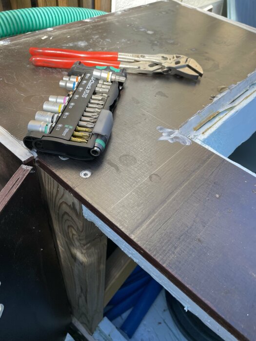 Wera Tool-check set och en justerbar tångnyckel på en arbetsbänk.