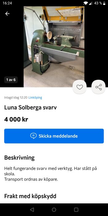 Grön Luna Solberga svarv i arbetsmiljö med skyltningen "4 000 kr", verktyg och skyddsgaller synliga.