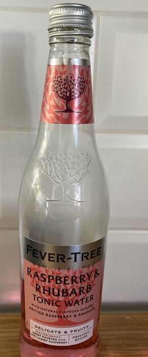 Tom flaska av Fever-Tree Raspberry & Rhubarb Tonic Water på köksbänk.