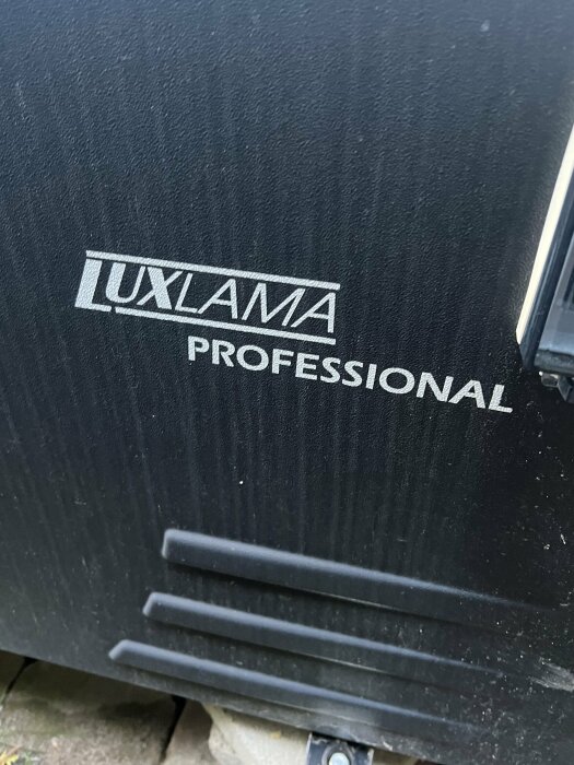 Närbild av en Luxama Professional värmepump för pooler med synligt märke och modellnamn.