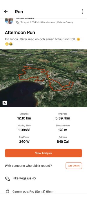 Skärmavbild av en löp-app som visar en karta med en markerad löprunda och statistik såsom distans, tid, tempo och förbrända kalorier.