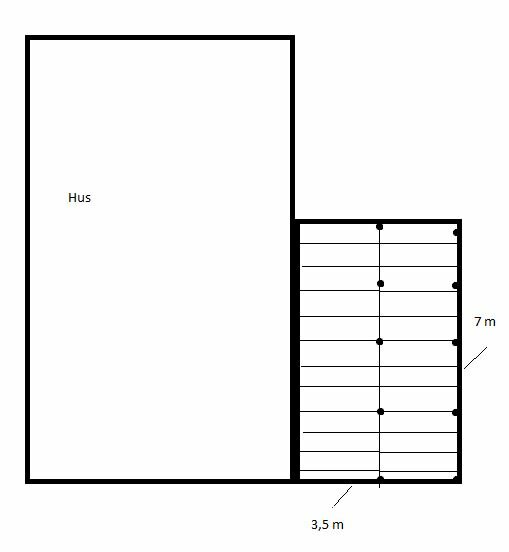 Ritning som visar planering av altanbygge med måttangivelser, intill ett hus.