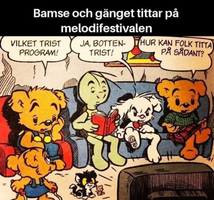 Tecknade figurer Bamse och vänner sitter i en soffa och tittar missnöjt på TV med text om Melodifestivalen.