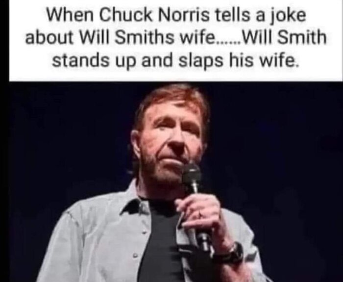 Man på scen med mikrofon och text om Chuck Norris skämt om Will Smiths fru.