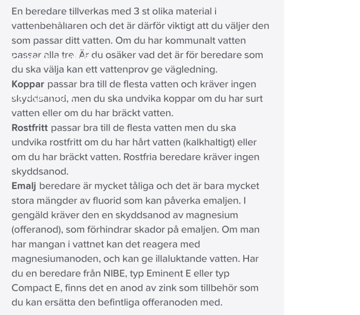 Skärmdump av ett foruminlägg som diskuterar olika material i varmvattenberedare och deras lämplighet med olika typer av vatten.