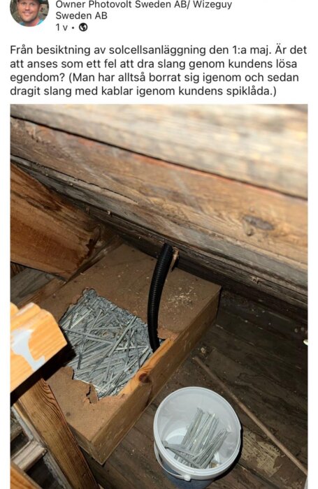 Kabel slang dragen genom hål i en spiklåda fylld med spikar under en besiktning av solcellsanläggning.