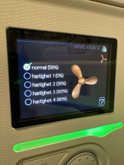 Display på maskin med ventilationsinställningar, fläktsymbol och siffran 4 markerad.