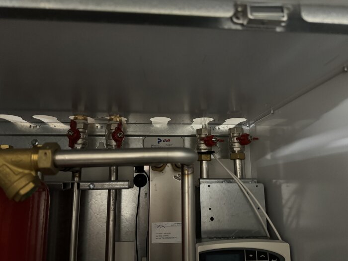 Inställningar för VVS med outnyttjade ventiler och rörledningar under en bänk.