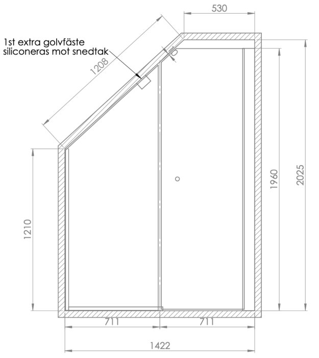 Ritning av en anpassad duschvägg med måttangivelser och detaljerad beskrivning av installation mot snedtak.