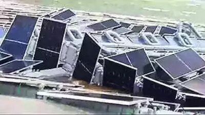 Flytande solpaneler skadade av storm på vattenytan