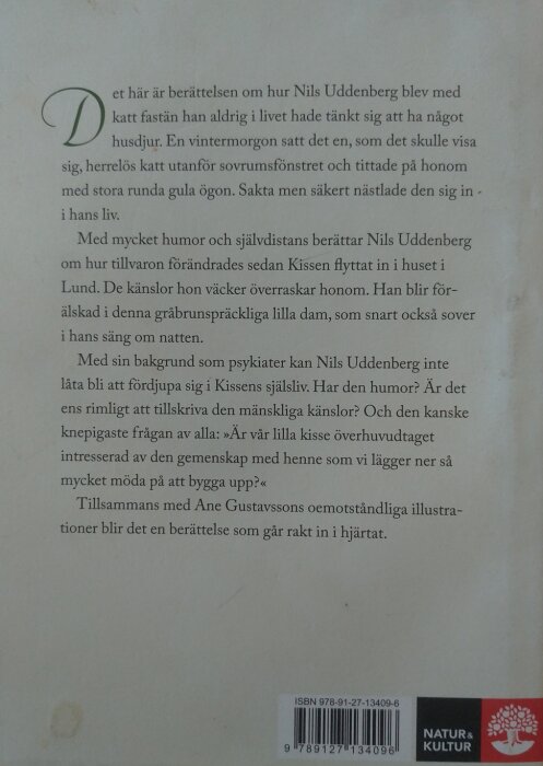 Sida ur en bok med text om en katt som påverkade berättarens liv, inkluderar bokens ISBN och förlagsinformation.
