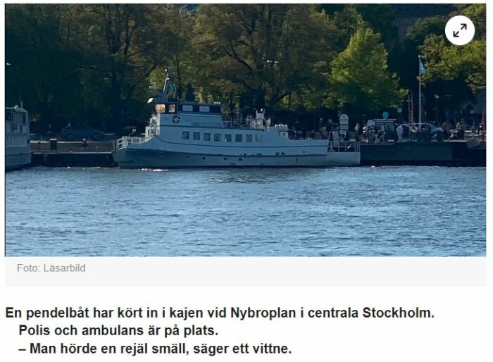 Pendelbåt som kolliderat med kajen vid Nybroplan i Stockholm, nödtjänster på plats.